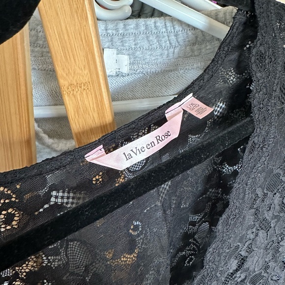 Beautiful Black Lace Robe with Scalloped Edges - Picture 3 of 4